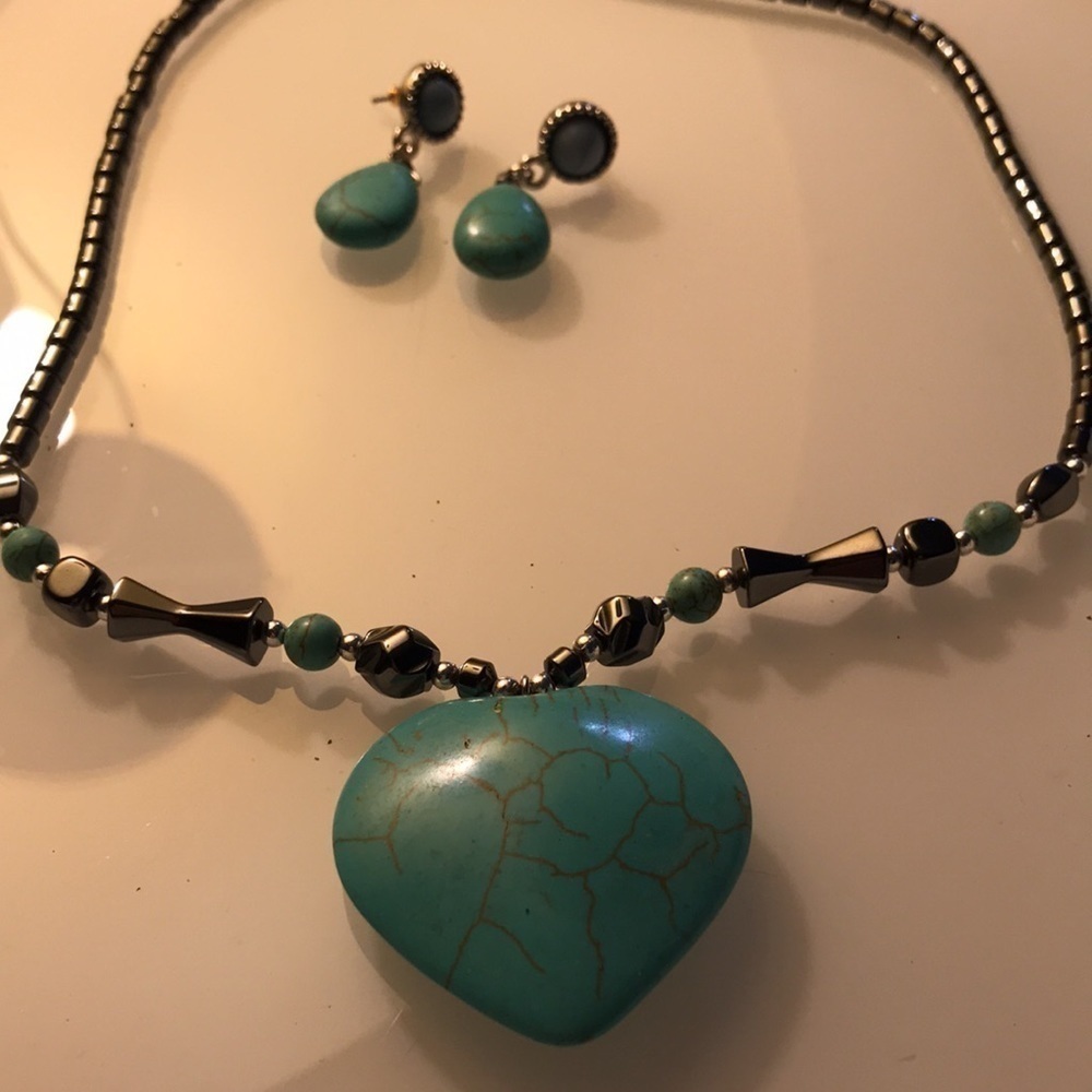 Turquoise central heart necklace with matching pierce earrings 16 total inches - Picture 2 of 4